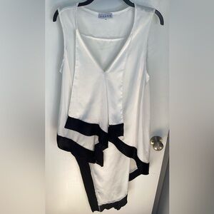 Adore White and Black Sleeveless Blouse M